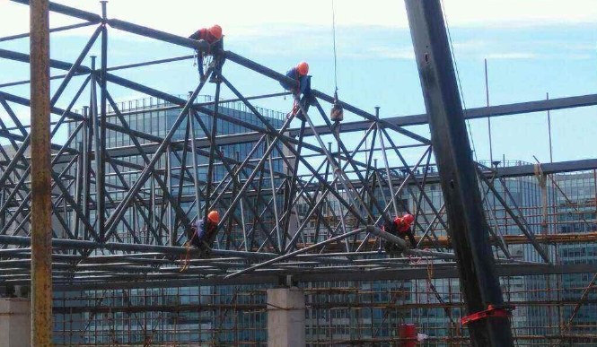 三清山论网架装配施工中搭设脚手架应当留神的事故